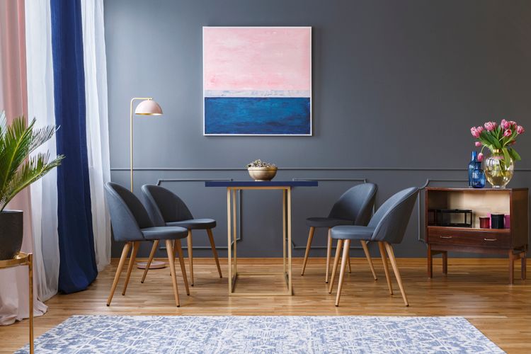 Ilustrasi ruang makan modern dengan nuansa warna abu-abu. 