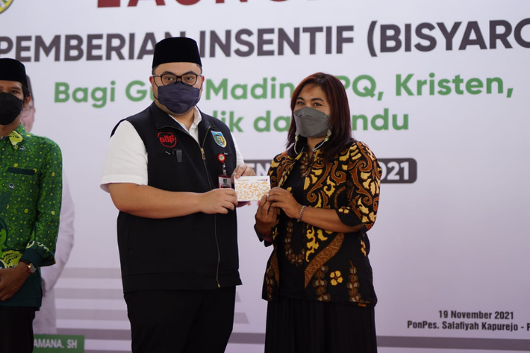 Mas Dhito memberikan bantuan insentif kepada guru pendidikan agama nonformal di Kabupaten Kediri.