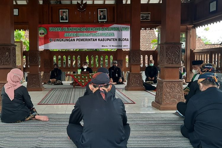 Sebanyak 13 Pejabat eselon 2 dilantik oleh Bupati Blora di Kampung Samin Karangpace, Desa Klopoduwur, Kecamatan Banjarejo, Jumat (12/11/2021)