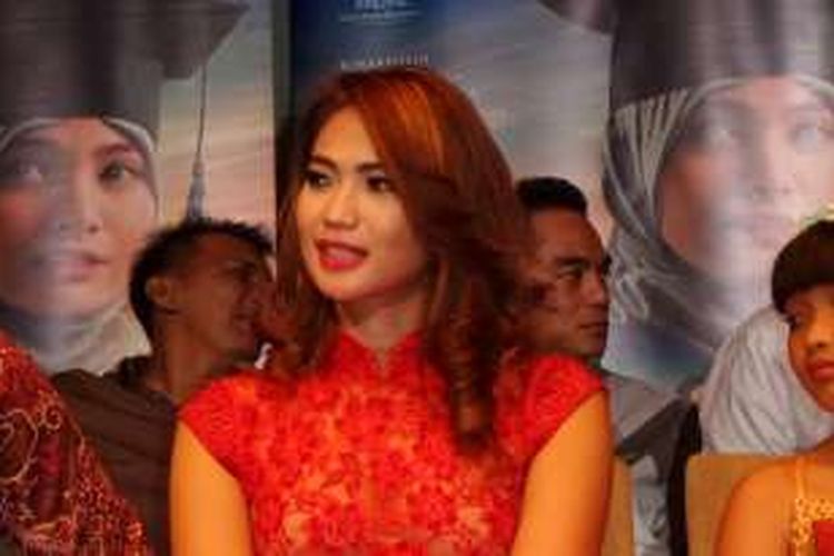 Artis peran Kinaryosih saat diabadikan di premiere film Mars di Plaza Senayan, Jakarta Pusat, Senin (2/5/2016). 