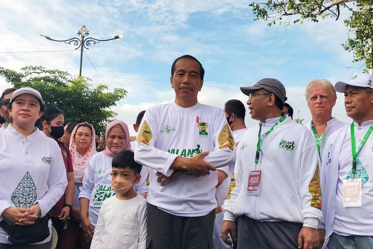 Presiden Joko Widodo (Jokowi) dengan Ibu Iriana Jokowi dan Jan Ethes Srinarenda mengikuti Jalan Sehat peringatan Hari Lahir (Harlah) Satu Abad di Kota Solo, Jawa Tengah, Minggu (22/1/2023).
