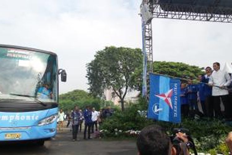 Sekjen DPP Partai Demokrat Edhie Baskoro Yudhoyono melepas 6.000 peserta mudik gratis Partai Demokrat, Senin (21/7/2014). Demokrat sediakan 110 bus untuk mudik tahun ini.