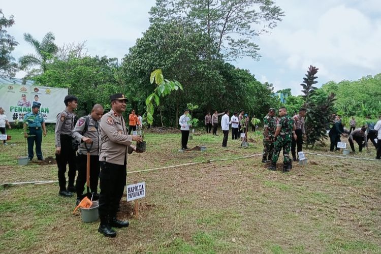 Wakapolda Papua Barat Brigjen Pol Alfred Papare melakukan penanaman pohon di halaman SPN Rabu (15/11).