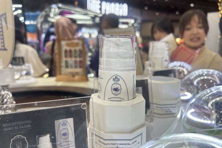Produk skincare berbahan kayu manis dari brand Seung Tae di Jakarta X Beauty 2025 di Jakarta Convention Center (JCC), Jakarta Pusat, Jumat (5/12/2025).