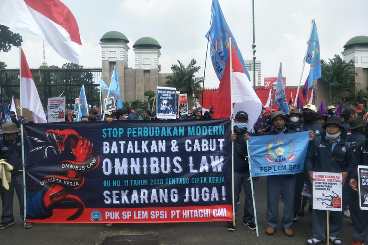 Massa buruh menggelar aksi demonstrasi menuntut pencabutan Undang-Undang Cipta Kerja di depan Gedung DPR/MPR RI, Jakarta Pusat, Rabu (10/8/2022).