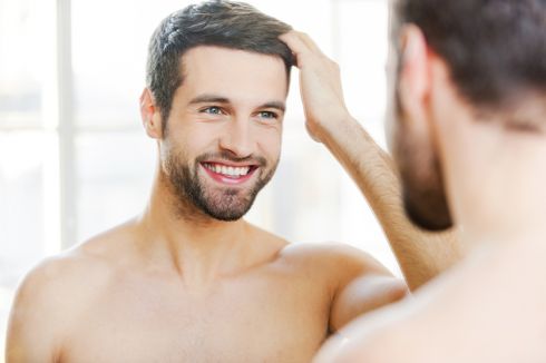 6 Tips Perawatan Rambut Pria Agar Tetap Sehat dan Kuat