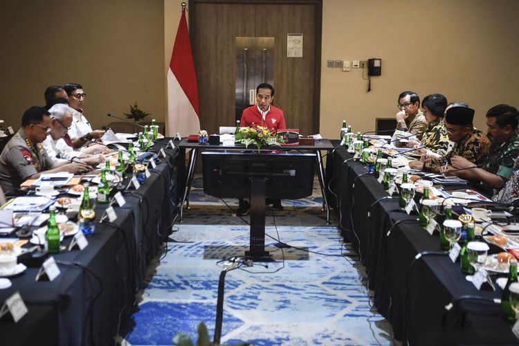 Presiden Joko Widodo memimpin rapat terbatas penanganan kebakaran hutan dan lahan (karhutla) di Pekanbaru, Riau, Senin (16/9/2019). Presiden menginstruksikan kepada pemerintah daerah untuk turut berperan aktif dalam pencegahan dan penanganan karhutla serta mengintensifkan upaya penegakan hukum bagi perusahaan dan perorangan yang melakukan pembakaran hutan untuk membuka lahan.