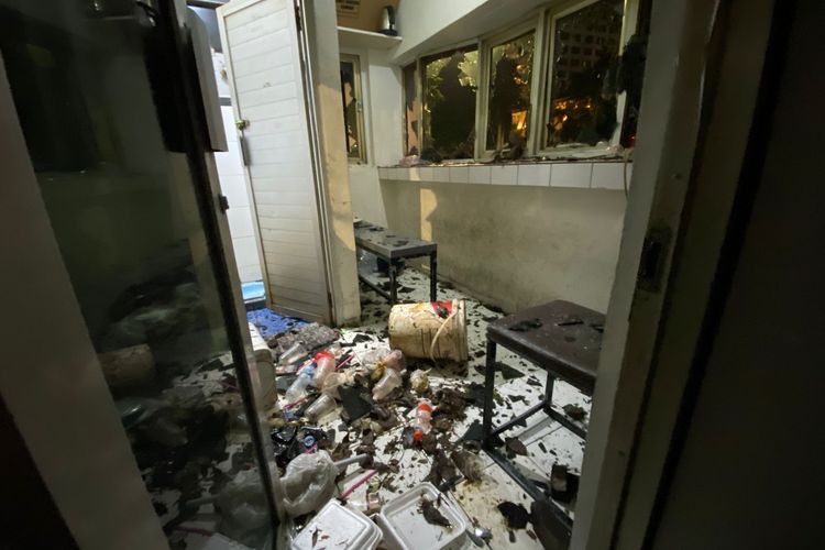 Sejumlah peserta aksi unjuk rasa merusak pos polisi di Jalan Gerbang Pemuda, Gelora, Tanah Abang, Jakarta Pusat, Senin (25/8/2025).