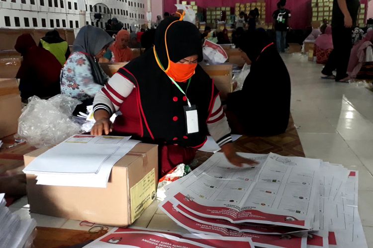 KPU Luwu utara menemukan ribuan surat suara rusak saat dilakukan proses sortir dan pelipatan surat suara pemilu 2019, Minggu (24/02/2019) 