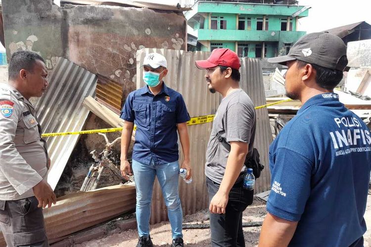 Tim Labfor Polri mulai menyelidiki penyebab kebakaran di kawasan mardika, Ambon, Minggu (11/12/2022)
