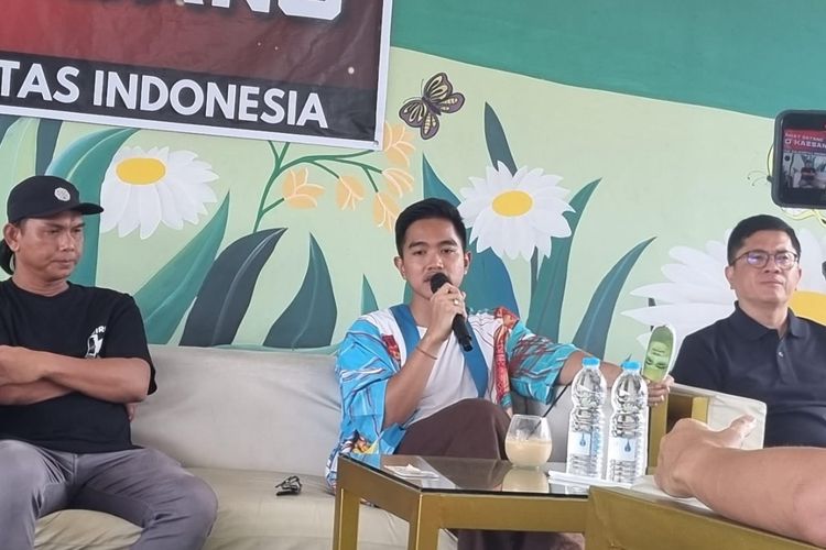 Ketua Umum (Ketum) Partai Solidaritas Indonesia (PSI) Kaesang Pangarep ketika menemui sejumlah anak muda dan influencer di sebuah rumah makan daerah Semarang, Jawa Tengah, Sabtu (13/1/2024).