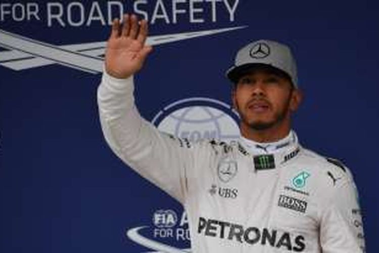 Pebalap Mercedes AMG Petronas F1 Team asal Inggris, Lewis Hamilton, melambai kepada para penggemar setelah mencatat putaran tercepat pada sesi kualifikasi GP Brasil di Autodromo Jose Carlos Pace, Sao Paulo, Sabtu (12/11/2016).