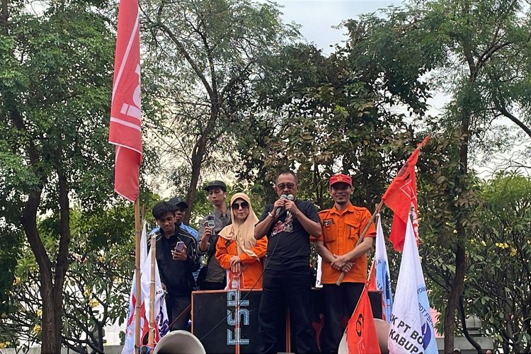 Armuji Bagikan Nasi Bungkus hingga Temui Massa Saat Demo Hari Buruh di Kantor Gubernur Jatim