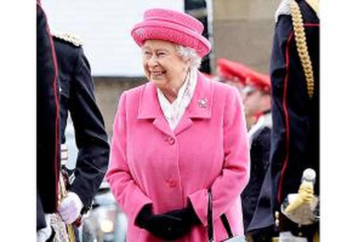 Ratu Elizabeth rayakan kelahiran cicit perempuan dengan mengenakan busana warna merah muda