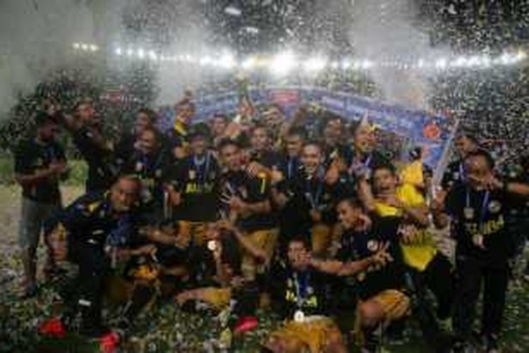 Para pemain Mitra Kukar merayakan gelar juara Piala Jenderal Sudirman, Minggu (24/1/2016).