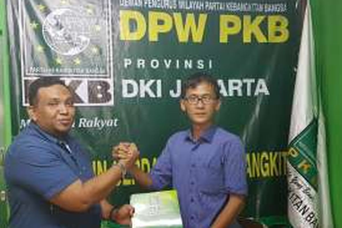 Koordinator Duta Yusril, Ferry Noor (kiri) dan Kepala Humas penjaringan PKB DKI Jakarta, Ahmad Muslim saat pengambil formulir penjaringan calon gubernur di kantor DPW PKB DKI Jakarta, Paseban, Jakarta Pusat, Rabu (27/4/2016). 