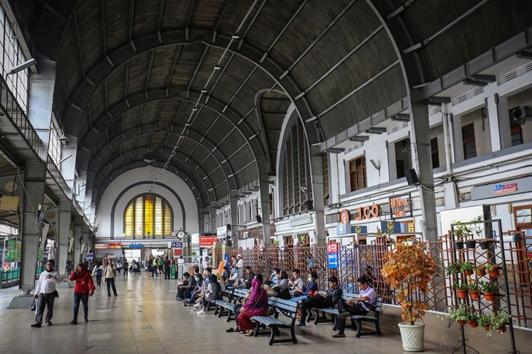 Aktivitas warga di Stasiun Jakarta Kota di Jakarta Barat, Kamis (7/9/2017). Pada hari libur, jumlah penumpang yang naik dan turun di Stasiun Jakarta Kota mencapai 90.000 orang, dua kali lipat lebih banyak dibandingkan jumlah penumpang pada hari-hari kerja.