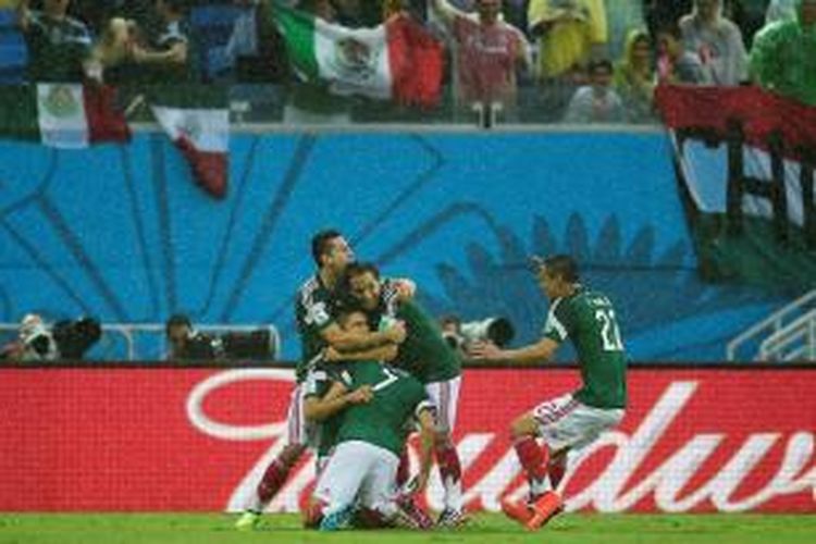 Pemain tim nasional Meksiko merayakan gol Oribe Peralta saat melawan Kamerun pada pertandingan lanjutan penyisihan Grup A Piala Dunia di Estadio das Dunas, Natal, Jumat (13/6/2014).
