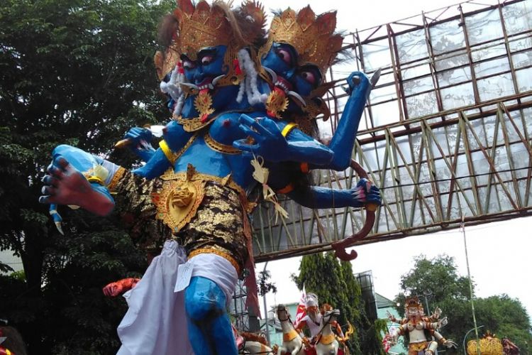 Parade ogoh-ogoh menyambut perayaan Nyepi di Kota Mataram, Lombok, NTB, Senin (27/3/2017)