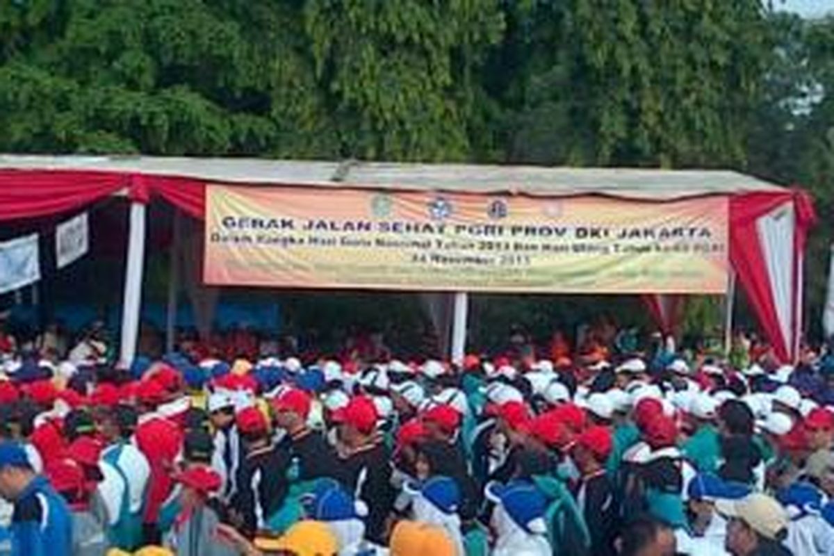 Sekitar 10.000 guru jalan sehat di Monas, Jakarta Pusat, Minggu (24/11/2013) pagi. Acara ini dibuka Gubernur DKI Jakarta Joko Widodo. 