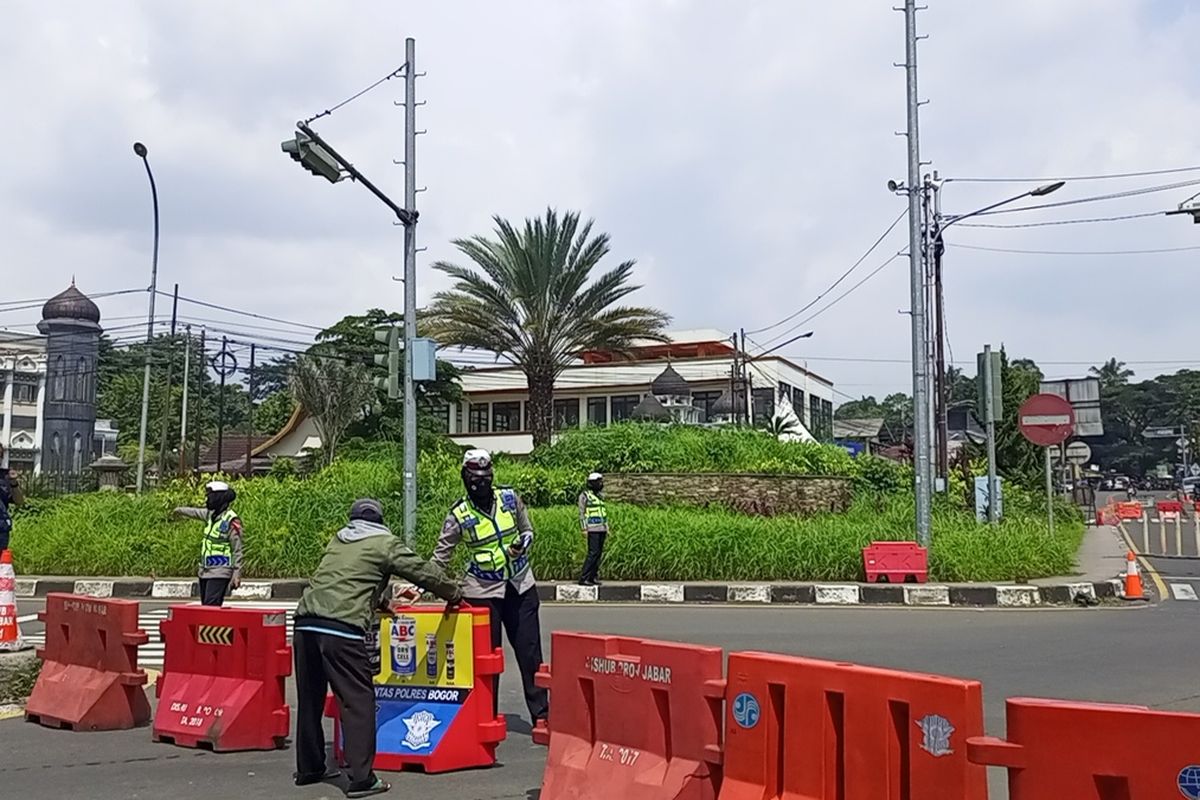 Sejumlah petugas kepolisian melakukan rekayasa lalu lintas satu arah atau one way di Jalur Puncak Bogor, Jawa Barat, Sabtu (7/5/2022).