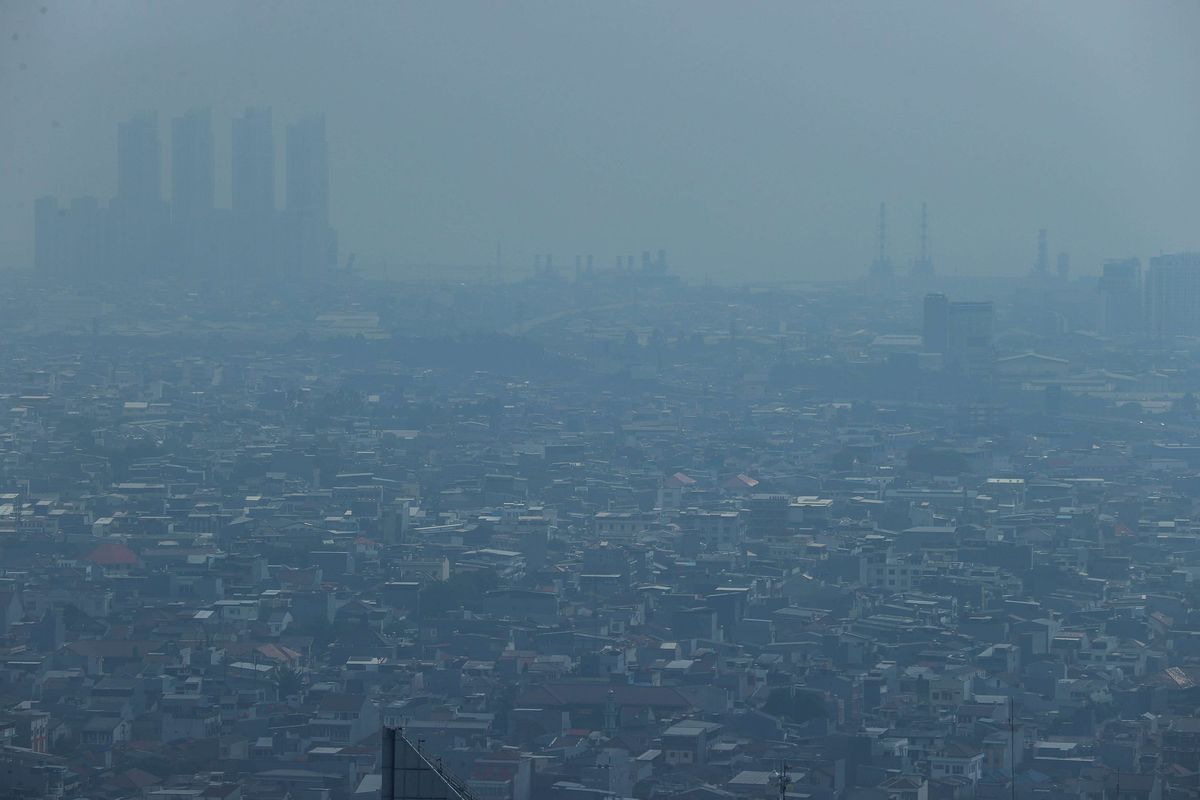 Polusi udara terlihat di langit Ibu Kota Jakarta, Selasa (8/6/2021). Melalui platform pengukur kualitas udara Iqair.com yang merilis kualitas udara, Jakarta masuk 10 besar kota dengan kualitas udara terburuk di dunia dengan menempati urutan ke 4.