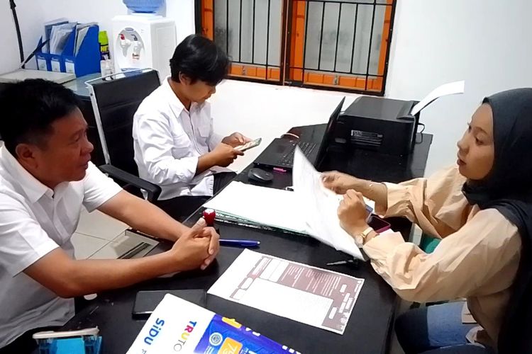 Komisi Pemilihan Umum (KPU) Kota Palopo, Sulawesi Selatan, Senin (15/1/2024) di hari terakhir pelayanan pindah memilih Tempat Pemungutan Suara (TPS) untuk tahap pertama atau sembilan kategori terus dilakukan. Sejumlah warga mendatangi KPU untuk melakukan perpindahan memilih