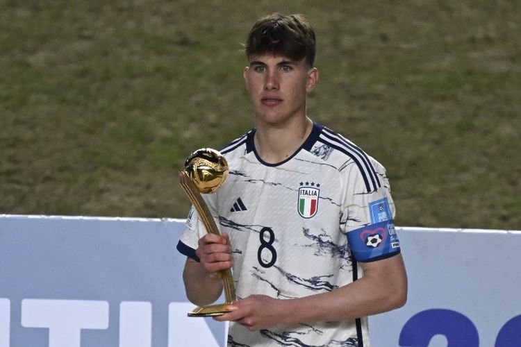 Gelandang Italia, Cesare Casadei, memenangi penghargaan Golden Ball Award atau pemain terbaik di Piala Dunia U20 2023. Italia menjadi runner up Piala Dunia U20 2023 setelah kalah 0-1 dari Uruguay pada final di Stadion La Plata, Argentina, Senin (12/6/2023) dini hari WIB. Artikel ini berisi daftar penerima penghargaan Piala Dunia U20 2023. (Photo by Luis ROBAYO / AFP)