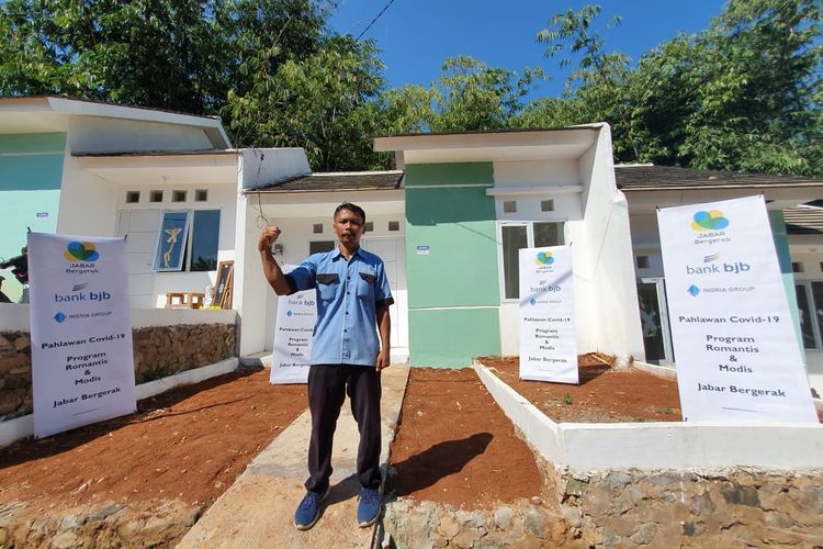 Dayat Hidayat menerima hadiah rumah tipe 36 di Bukit Esma, Kecamatan Cicalengka, Kabupaten Bandung, usai dinobatkan sebagai Pahlawan COVID-19 oleh Jabar Bergerak, Jumat (16/7/2021).