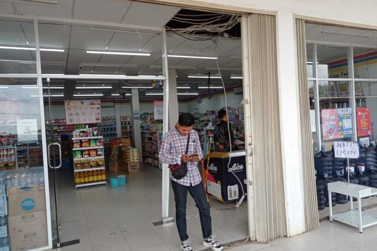 Lokasi Indomaret di Jalan Lebung Permai Kelurahan Talang Kelapa Kecamatan Alang-Alang Lebar, Palembang, Sumatera Selatan yang mengalami kerusakan usai ditabrak mobil, Selasa (23/8/2022).