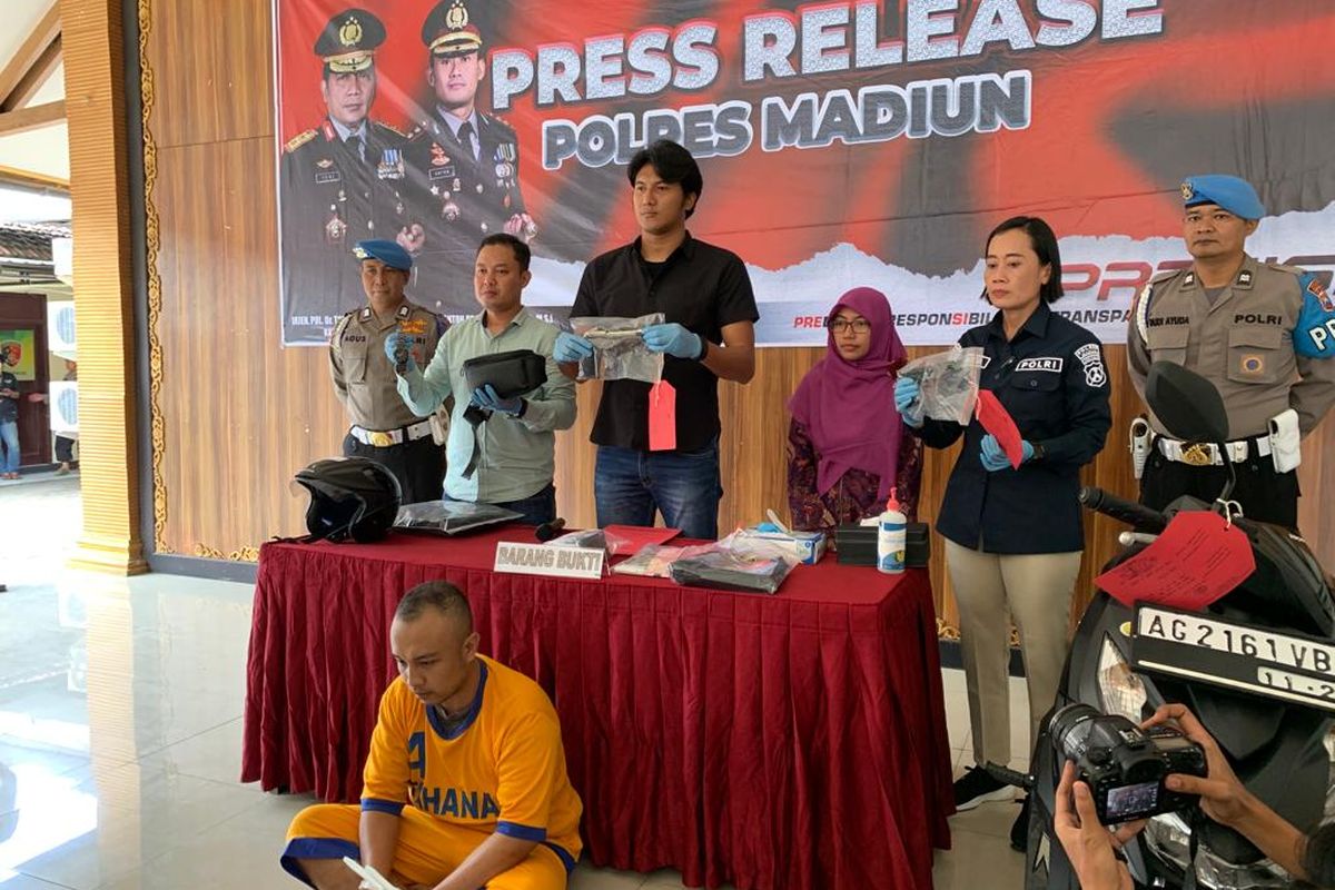 PISTOL MAINAN—Kasat Reskrim Polres Madiun, AKP Danang Eko Abrianto menunjukkan pistol mainan yang digunakan tersangka MSB untuk merampok dua minimarket di Kabupaten Madiun, Kamis (19/1/2023).