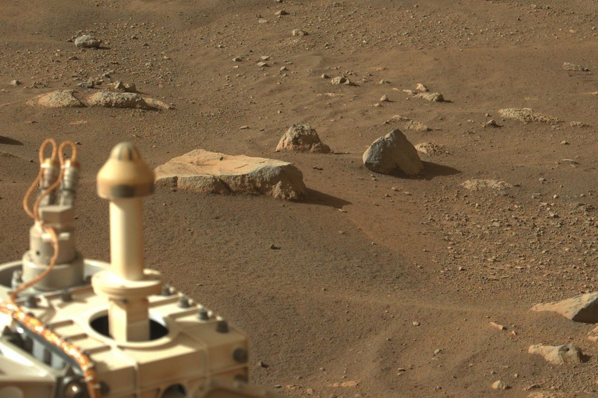 Gambar permukaan planet Mars diambil dari robot penjelajah Perserverance NASA. Robot Perseverance lakukan penjelajahan pertama di permukaan planet merah.