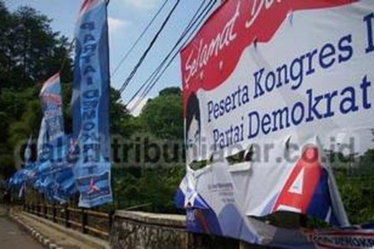 Baliho kandidat Ketua Umum Partai Demokrat, Andi Mallarangeng, dirusak si tangan jahil di Bandung, Kamis (20/5/2010).