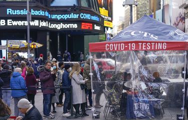 Orang-orang mengantre di tempat pengujian COVID-19 di Times Square, New York, Senin, 13 Desember 2021. 