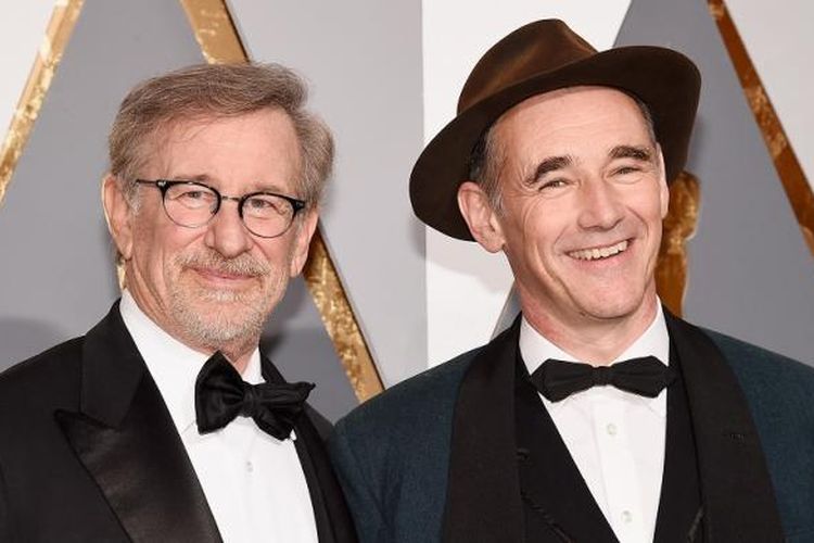 Mark Rylance (kanan) dan sutradara Steven Spielberg menghadiri perhelatan Academy Awards ke-88 di Hollywood & Highland Center, Minggu (28/2/2016), Hollywood, California. 