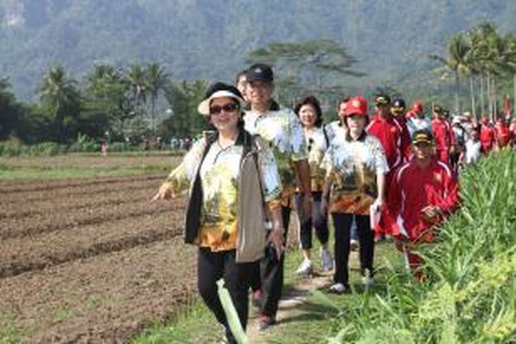 Presiden Susilo Bambang Yudhoyono beserta Ibu Ani Yudhoyono dalam Borobudur Interhash 2012 di Jawa Tengah