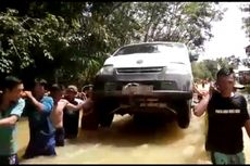 Warga Ramai-ramai Pikul Mobil Pikap untuk Terobos Banjir