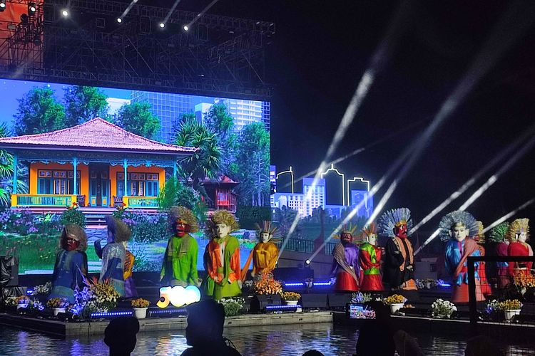 Pertunjukkan seni ondel-ondel di malam puncak perayaan HUT ke-498 Jakarta.