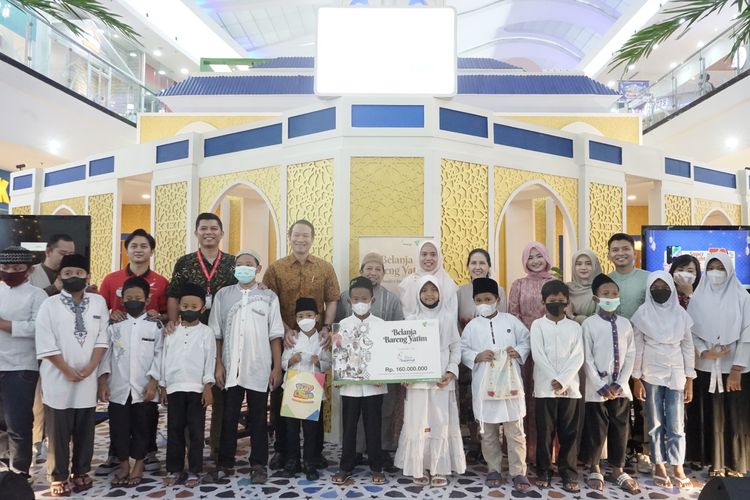 Program Belanja Bareng Yatim mengajak 30 anak yatim untuk berbelanja kebutuhan di Supermal Karawaci, Tangerang.