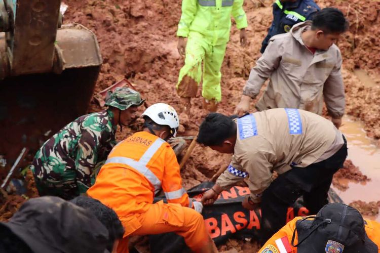 Temukan 9 Jenazah Korban Meninggal Longsor Natuna Menjadi 30 Orang