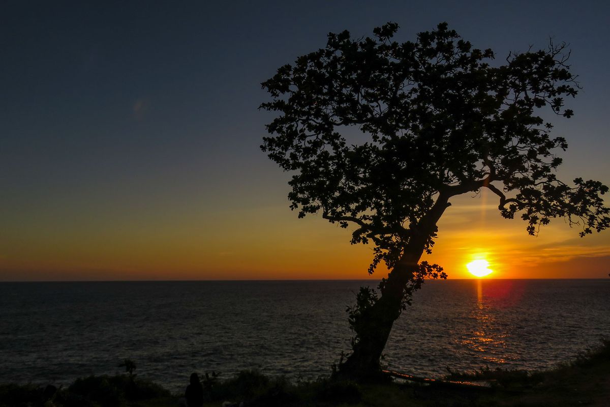 Matahari terbenam di Pantai Kesirat, Gunungkidul.