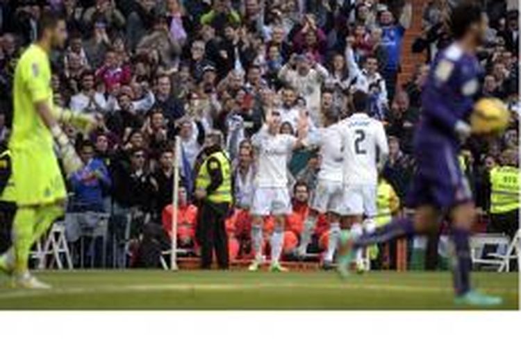Penyerang Real Madrid, Gareth (tengah), merayakan gol yang dicetaknya ke gawang Espanyol pada laga Primera Division di Santiago Bernabeu, Sabtu (10/1/2015).