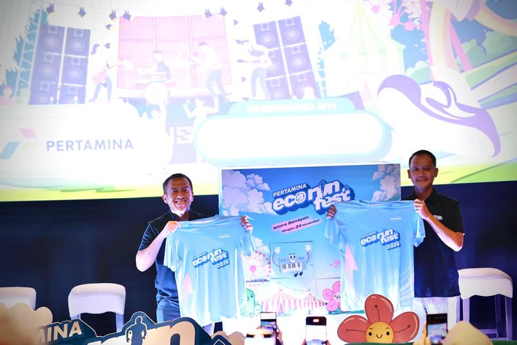 Pertamina menunjukkan jersey Pertamina Eco RunFest 2024, yang akan digelar Minggu, (24/11/2024). Ajang lari dan festival keberlanjutan ini akan berdampak pada lingkungan yang lebih sehat.