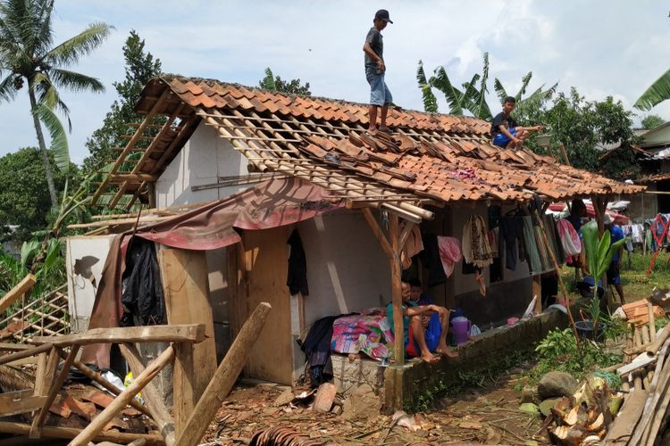 Sejumlah warga bergotong royong memperbaiki rumah rusak terdampak bencana di Kampung Gintung, Desa Nanggerang, Cicurug, Sukabumi, Jawa Barat, Jumat (1/3/2019).