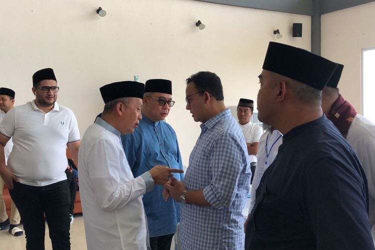 Ketua DPW Partai Nasdem Jawa Barat, Saan Mustofa, menyambut calon presiden partainya Anies Baswedan di Bandara Wiriadinata, Kota Tasikmalaya, Jawa Barat, Sabtu (19/11/2022).