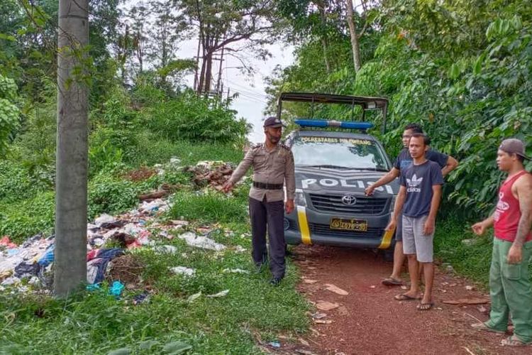 Lokasi penemuan bayi yang baru dilahirkan dibuang di tempat sampah di Jalan Irigasi, Kelurahan Karya Baru, Kecamatan Alang - alang Lebar, Palembang, Sumatera Selatan, Minggu (25/10/2020).
