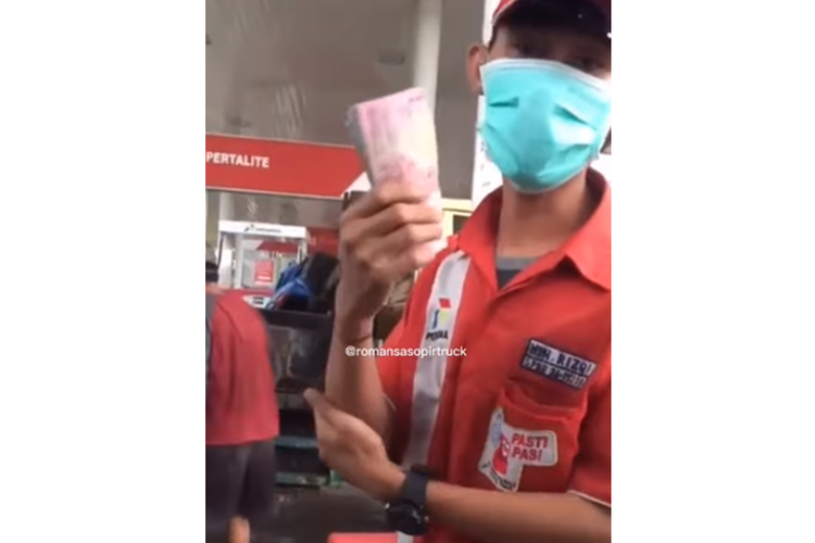 Tangkapan layar video yang menampilkan petugas SPBU melakukan kecurangan dengan mengurangi jumlah liter BBM yang dibeli pelanggan,