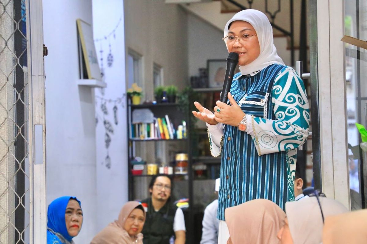 Menteri Ketenagakerjaan (Menaker) Ida Fauziyah saat mengunjungi dan berdiskusi dengan masyarakat komunitas sanggar seni dan budaya Betawi di bawah Yayasan Sirih Dare yang berlokasi di Gang Citra, Tegal Parang, Mampang Prapatan, Jakarta Selatan, Senin (17/4/2022).