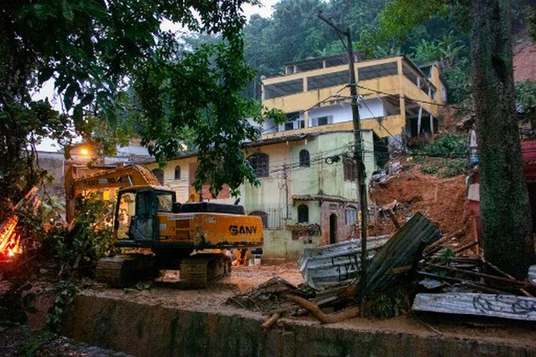 Pemandangan lokasi tanah longsor di mana seorang ibu dan enam anaknya tewas, di Paraty, negara bagian Rio de Janeiro, pada 2 April 2022. 
