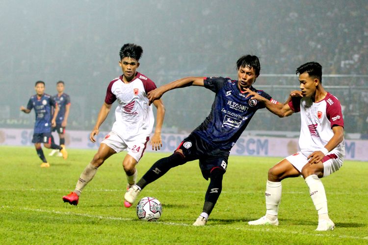 Pemain Arema FC Johan Ahmad Farizi dijaga ketat dua pemain PSM Makassar saat pertandingan babak penyisihan grup D Piala Presiden 2022 yang berakhir dengan skor 0-1 di Stadion Kanjuruhan Kepanjen Kabupaten Malang, Sabtu (11/6/2022) malam.
